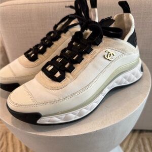 [ S O L D ] CHANEL Low-Top Sneakers with CC Logo